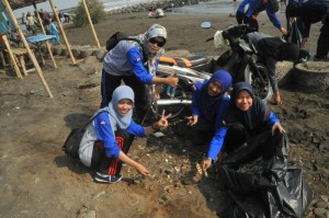 Bersih Pantai Muarareja Tegal