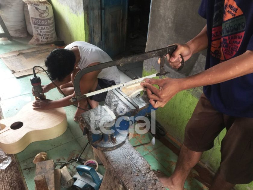 Proses pembuatan body gitar