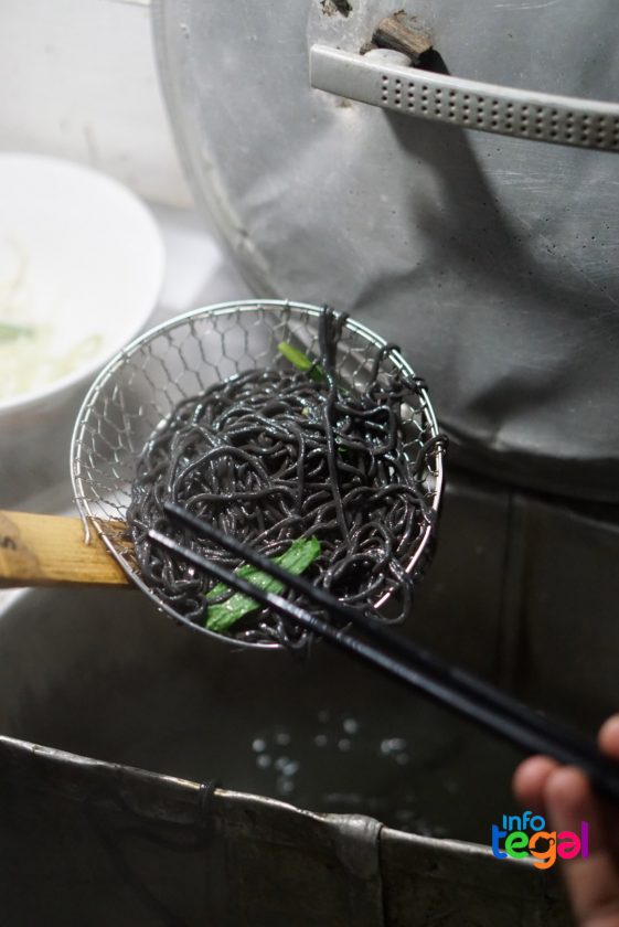 Mie Hitam Cumi dari Mie Ayam Pelangi Owan Slawi